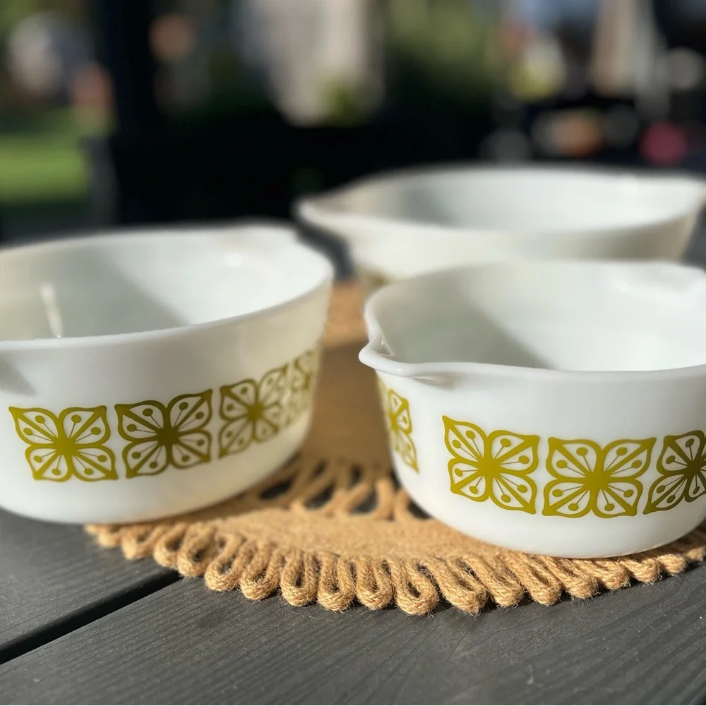 Vintage PYREX verde flower square bowl trio with lids - Picture 3 of 3